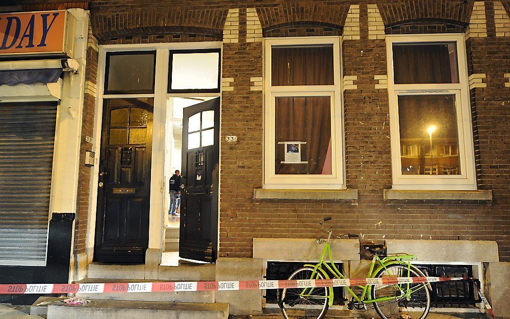 Het huis in de Rotterdamse Boergoenestraat waar het lichaam van Jennefer werd aangetroffen is maandagavond afgezet met lint. Foto ANP