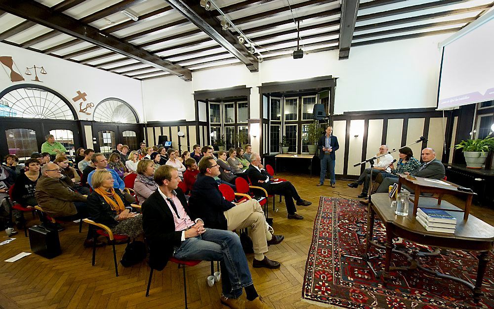 In Bijbelschool de Wittenberg in Zeist had dinsdagavond de presentatie plaats van de studiebijbel ”Het nieuwe Leven”. Uitgever Henk Medema: „Noem het een instapbijbel.” Foto Erik Kottier