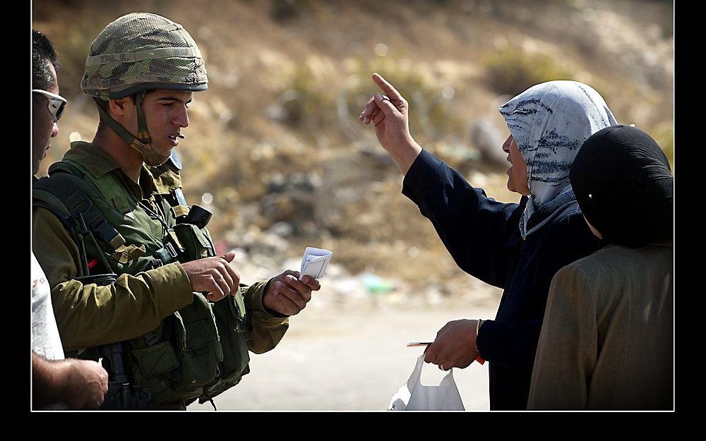 Defensie is verdediging. Maar in Israël is de verdediging tegenwoordig zo uitgebreid dat ook de aanval eronder valt, zegt Yehuda Shaul. Breaking the Silence, die nu een expositie in Amsterdam heeft, wil mensen daarvan bewust maken. Foto RD, Sjaak Verboom