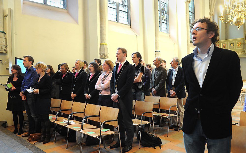 Studenten zingen tijdens de lustrumbijeenkomst van het CSFR-dispuut Sola Scriptura, zaterdag in de kapel van het Academiegebouw in Utrecht. Foto Erik Kottier