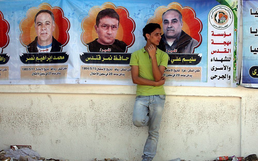 Posters van een aantal van de meer dan duizend Palestijnse gevangenen. Foto EPA