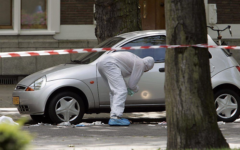 De technische recherche verricht sporenonderzoek bij het kantoor van vastgoedhandelaar Willem Endstra in Amsterdam. Foto ANP