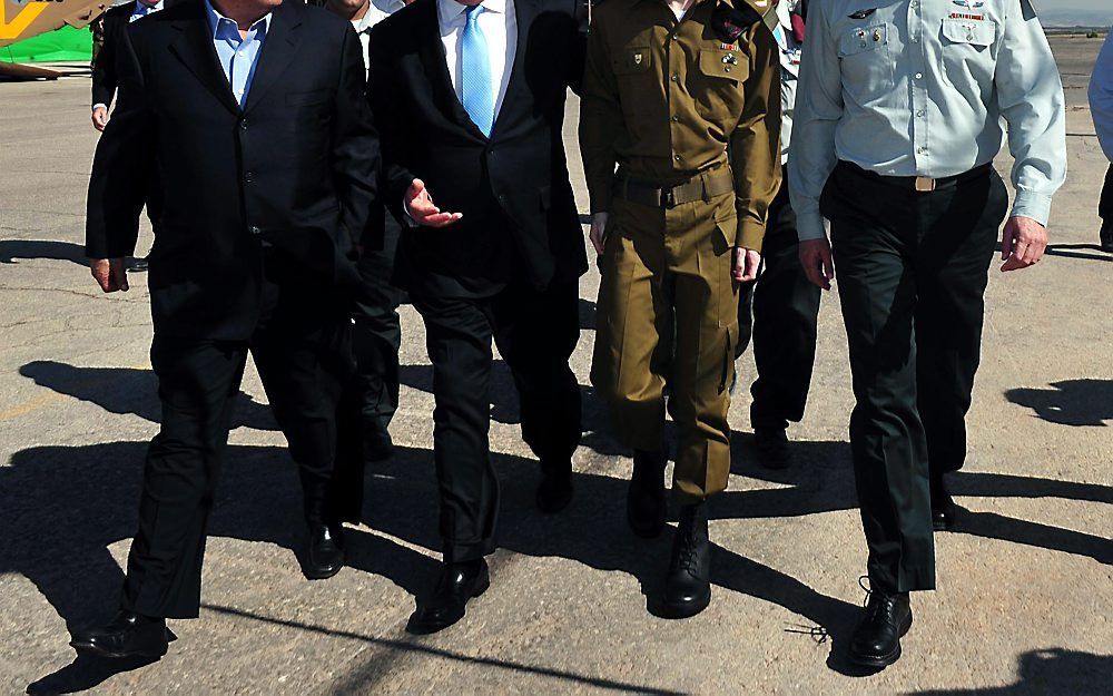 V.l.n.r.: De Israëlische minister van Defensie Ehud Barak, premier Netanyahu, Gilad Shalit en generaal Benny Gantz. Foto EPA