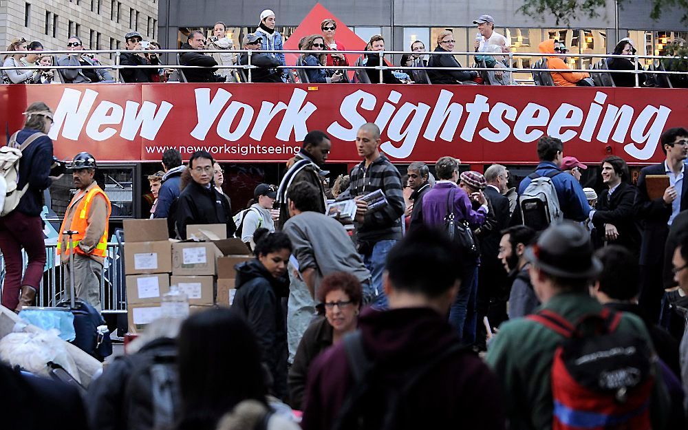 De betogers van de beweging Occupy Wall Street (OWS) hebben dinsdag in New York gedemonstreerd tegen de politie, die volgens hen buitensporig geweld heeft gebruikt.  Foto EPA