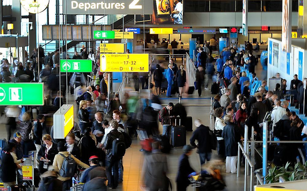 Op Schiphol wordt woensdagochtend de miljardste passagier van de luchthaven verwelkomd. Foto ANP