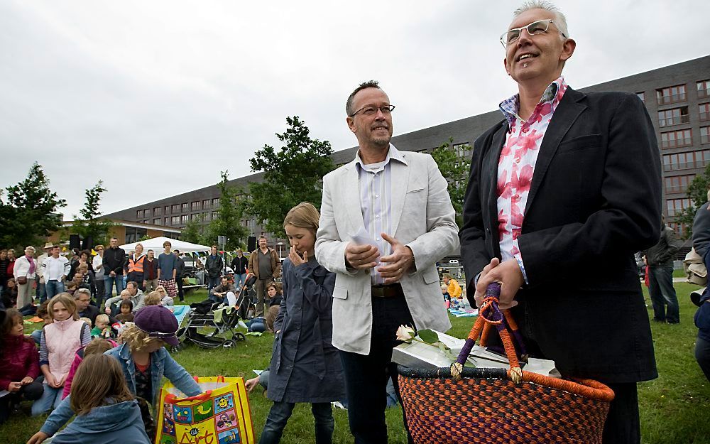 Het wegpesten uit hun buurt van mensen wegens hun seksuele geaardheid is in de eerste drie kwartalen van dit jaar in Nederland zeker 34 keer voorgekomen.  Op de foto Hans van Gemmert (R) en Ton Daalhuizen (2R), die in Utrecht werden weggepest uit de wijk 