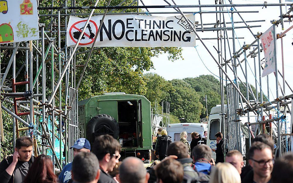 Onder grote belangstelling en protest is in Groot-Brittannië de ontruiming van een enorm woonwagenkamp begonnen.  Foto EPA