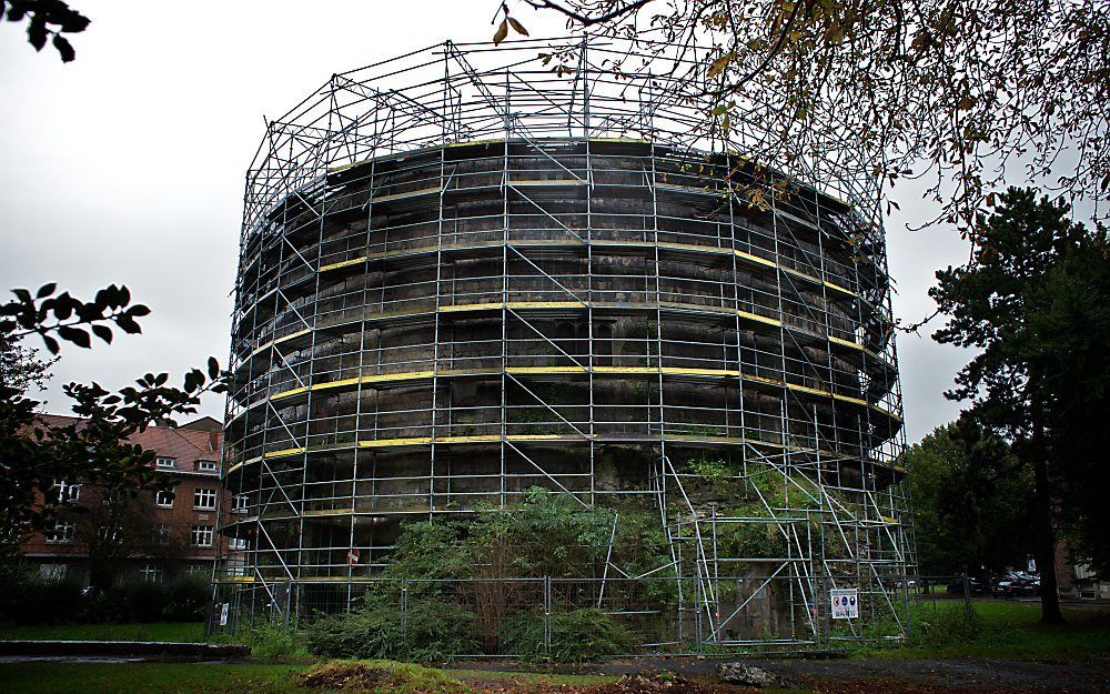 TOURNAI (DOORNIK) - De Tour Henry VIII, de Hendrik VIII-toren, het enige overblijfsel van het kasteel waar ooit volgelingen van Guido de Brès een exemplaar van de geloofsbelijdenis over de muur gooiden. Foto Sjaak Verboom