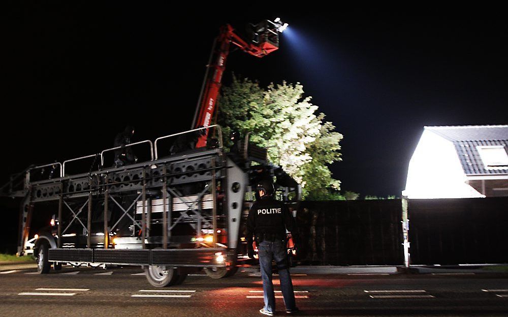 De politie heeft dinsdagavond met groot materieel een inval bij de Satudarah in Zundert gedaan. Foto ANP