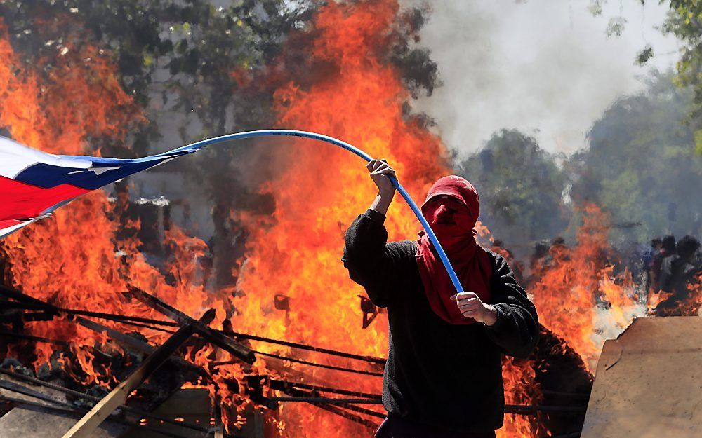 De tweede dag van een groot onderwijsprotest in de Chileense hoofdstad Santiago is woensdag uitgemond in geweld.  Foto EPA