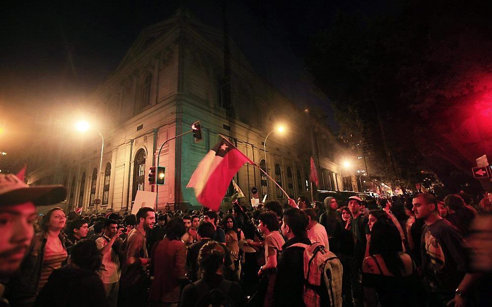 Studenten protesteren donderdag op vrijdagnacht in Santiago. Foto EPA