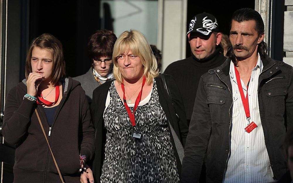 Familieleden van de vermoorde mensen vrijdag bij de rechtbank in Tongeren. Foto EPA