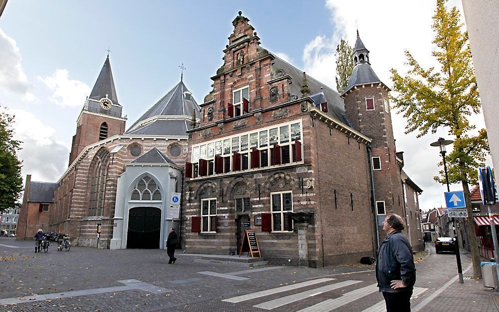 Archivist Rob Alkemade bij het voormalige raadhuis van Woerden, nu het gemeentemuseum. Hier wapperde op 18 november 1813 de eerste oranje vlag. Enkele dagen later doodden Franse soldaten 26 Woerdenaren.	Foto RD, Anton Dommerholt