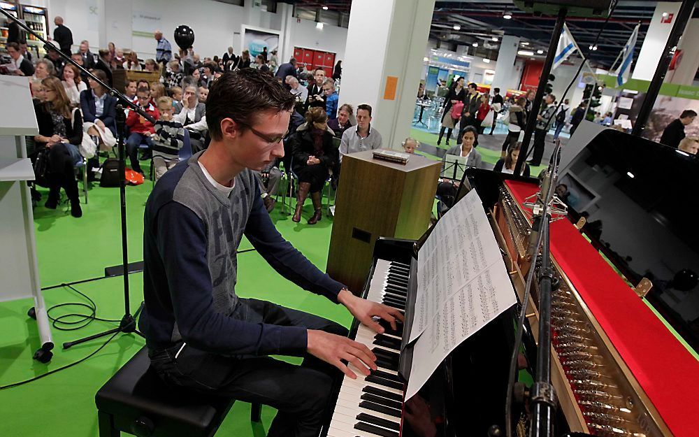 Evert Braal speelt Lamento van Jan Mulder op de Wegwijsbeurs. Foto RD, Anton Dommerholt