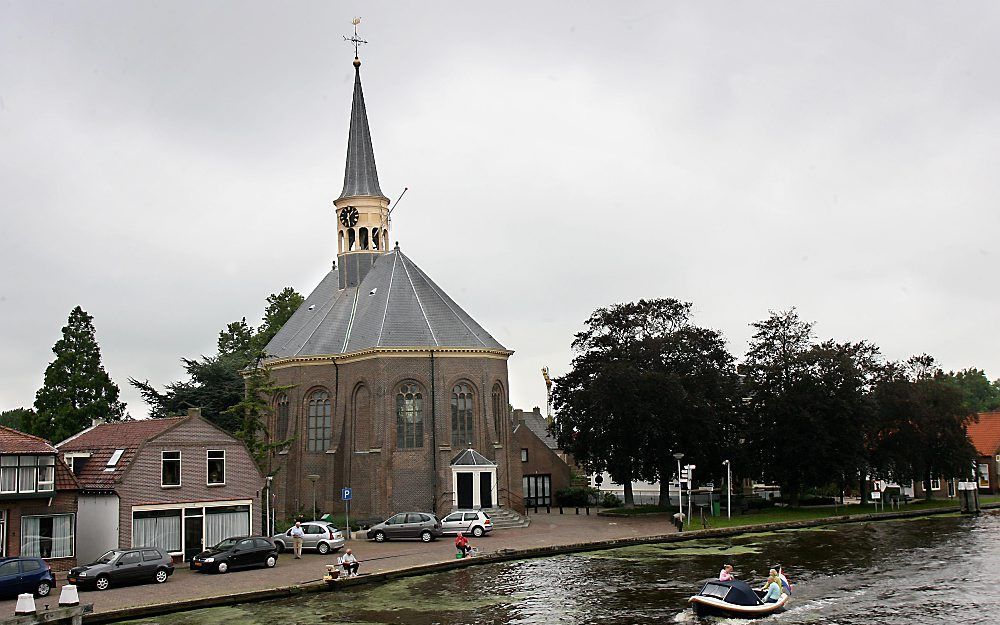 WOUBRUGGE – De plannen voor het herstel van het fundament van de Dorpskerk van Woubrugge zijn voorlopig op een laag pitje gezet. De Rijksdienst voor het Cultureel Erfgoed wees eerder dit jaar een subsidieaanvraag af. Foto RD, Anton Dommerholt