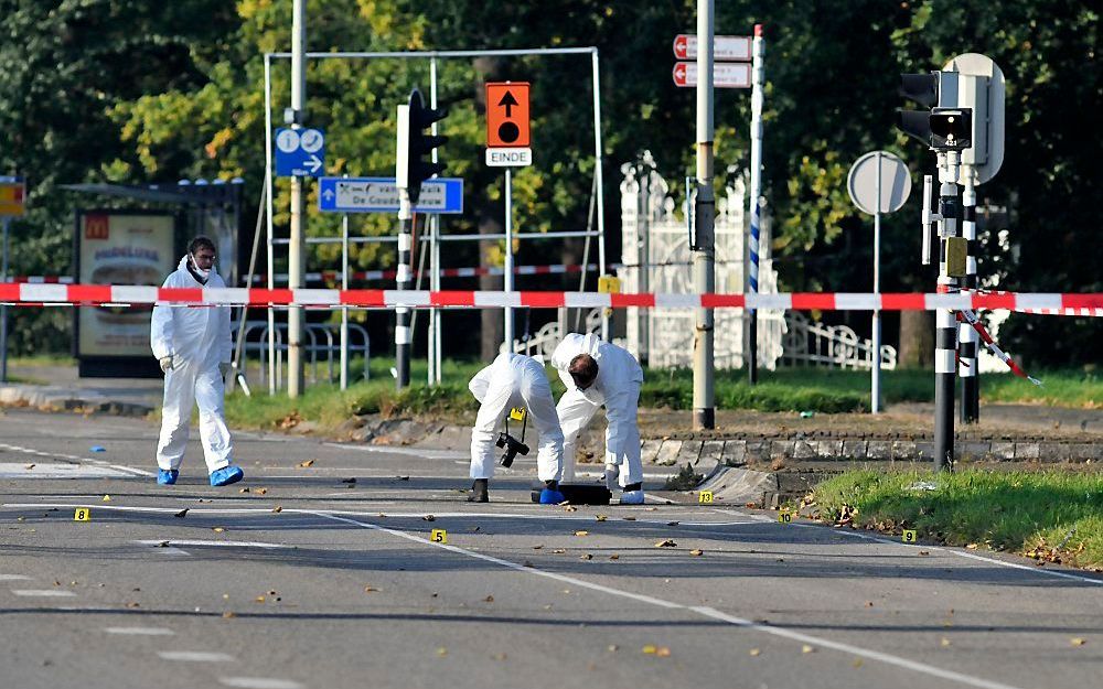 Een medewerker van de Explosieven Opruimingsdienst Defensie (EOD) is ernstig gewond geraakt toen een explosief aan een flitspaal in Voorschoten bij de ontmanteling ervan onverwacht ontplofte. Foto ANP