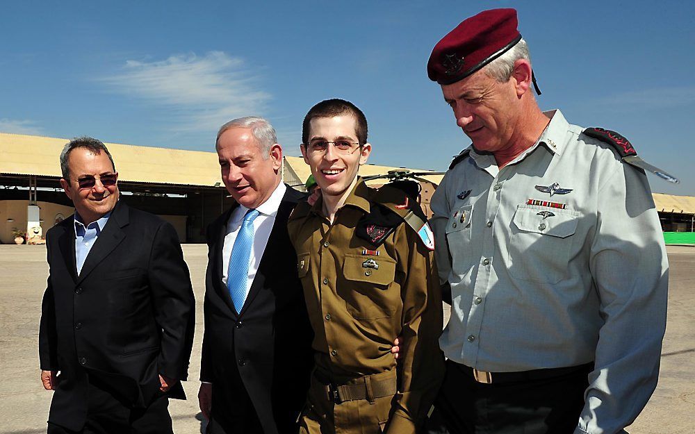 „De vrijlating van de ontvoerde Israëlische militair Gilad Shalit geeft een ongekend gevoel van eensgezindheid in Israël.” Foto  EPA