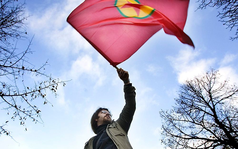 Een man met de Koerdische vlag. Foto ANP