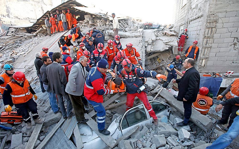 Een gewonde wordt onder het puin vandaan gehaald in het oosten van Turkije. Foto EPA