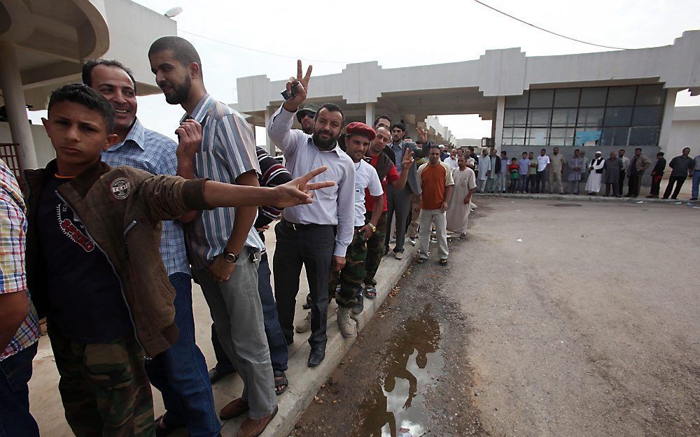 Libiërs in de rij om het lichaam van Gaddafi te zien. Foto EPA