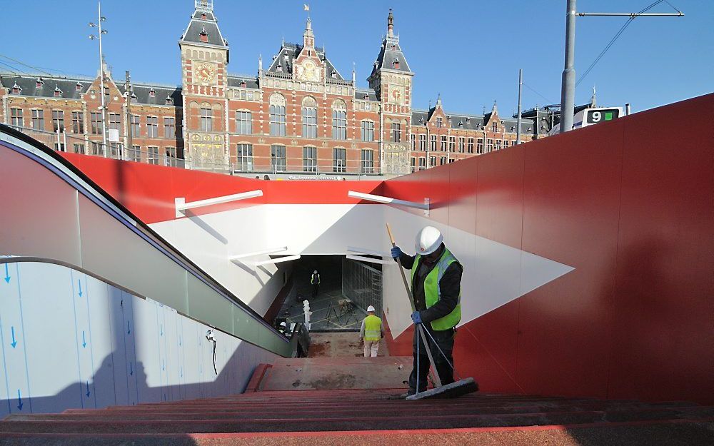 De hoofdentree van het Centraal Station in Amsterdam gaat woensdag weer open voor de honderdduizenden reizigers. Foto Ronald Bakker