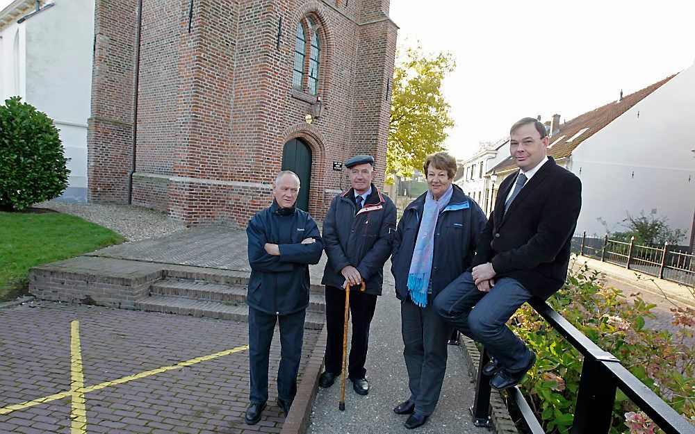 Ben Groothedde, Joop van Vliet, Sjaan van den Berg Eikelenboom en Bertus de Groot (vlnr) ijveren voor een monument in Jaarsveld voor drie inwoners die in de oorlog om zijn gekomen. Foto RD, Anton Dommerholt