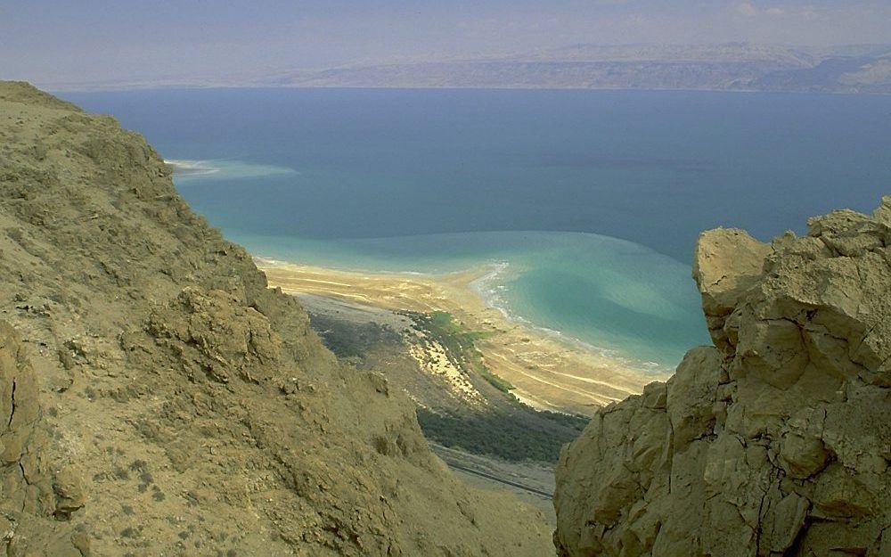 De Dode Zee wordt omringd door de heuvels en bergen van Judea (l.) en Jordanië (r.). Foto Israëlisch ministerie van Toerisme