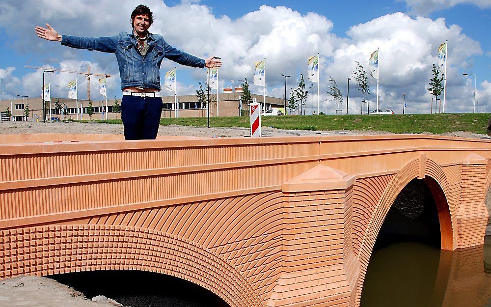 De Rotterdamse ontwerper en kunstenaar Robin Stam op de '50-eurobrug'. Foto EPA