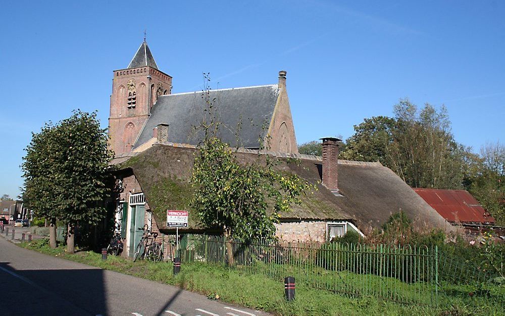 Het plan om van de voormalige smederij in Leerbroek een museum te maken, staat voorlopig in de ijskast. De intacte inboedel van de smederij, compleet met oude blaasbalg, wagens, gereedschap en oude kledingstukken, is tijdelijk opgeslagen. Foto André Bijl