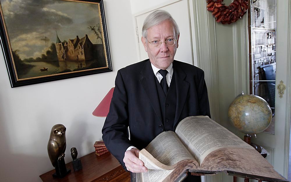 J. Mastenbroek legde zijn oude Statenbijbel alleen tijdens Kerst en op oudejaarsavond op tafel. „Dan las ik letterlijk wat er staat.” Foto RD, Anton Dommerholt