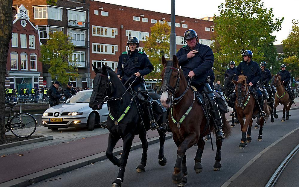 ME-ers te paard patrouileren in de buurt van het Koerdisch Cultureel Centrum aan de Sloterkade in Amsterdam. Foto ANP