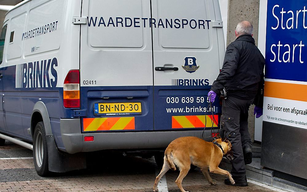 De overvallen wagen van Brinks wordt onderzocht. Foto ANP