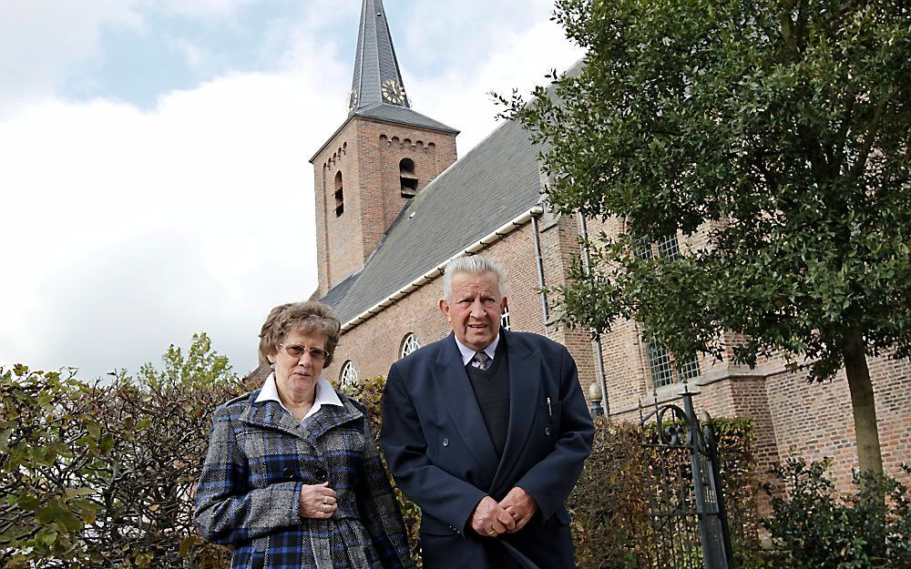 Anton van der Meijden is sinds vijftig jaar koster in Nieuwland. Zijn vrouw helpt hem bij veel van zijn taken: „Je moet dit werk met liefde doen.” Foto RD, Anton Dommerholt