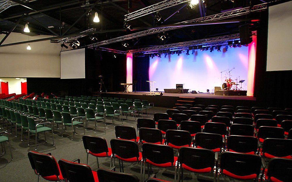 Als er geen omslag plaatsvindt, raken traditionele kerken nagenoeg alle jongeren kwijt, aldus ds. O. Bottenbley van de vrije baptistengemeente Bethel in Drachten. Foto: kerkzaal van de Bethelgemeente. Foto RD, Anto