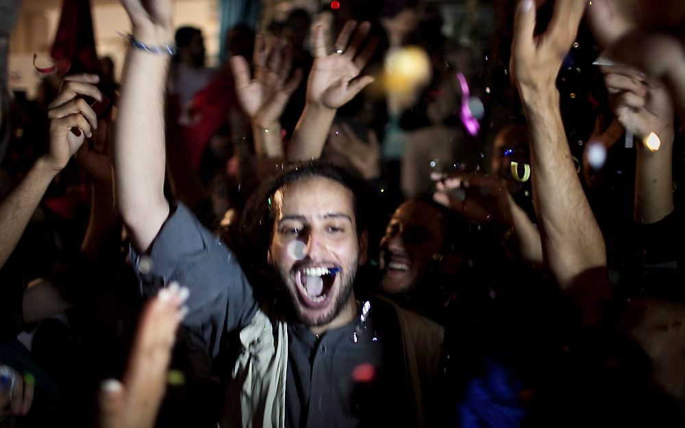 Aanhangers van de islamitische Ennahdapartij vierden dinsdag de overwinning die hun partij behaald heeft bij de zondag gehouden verkiezingen. Foto EPA