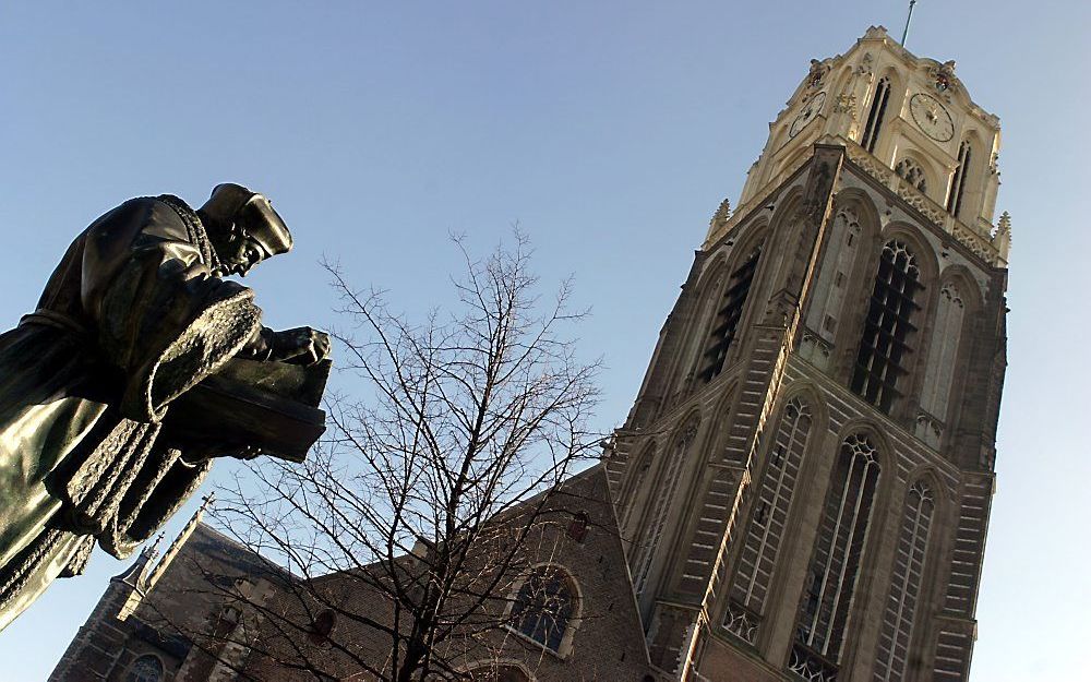 Naar verluidt, slaat Erasmus zijn bladzijden weer om, elke keer dat de klok van de Laurenskerk in Rotterdam slaat. Foto ANP