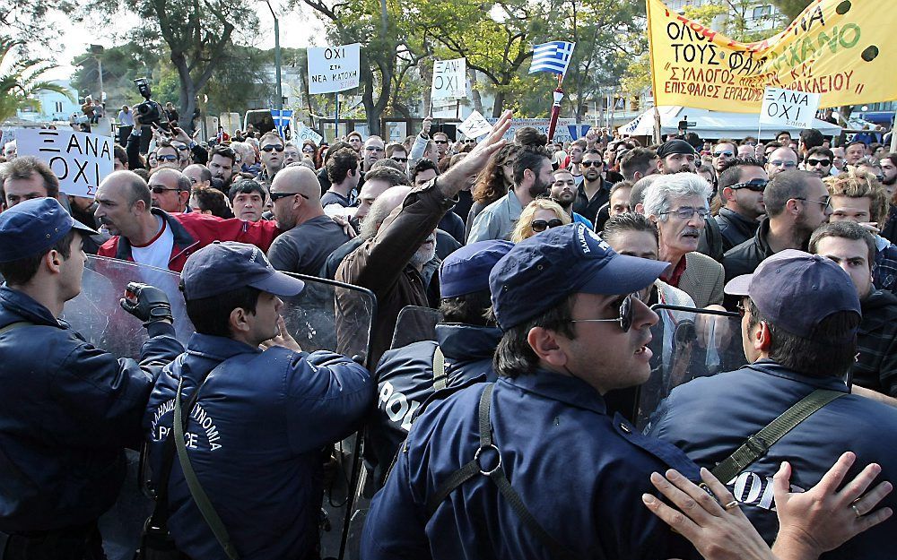 Demonstranten verstoren de militaire parade. Foto EPA