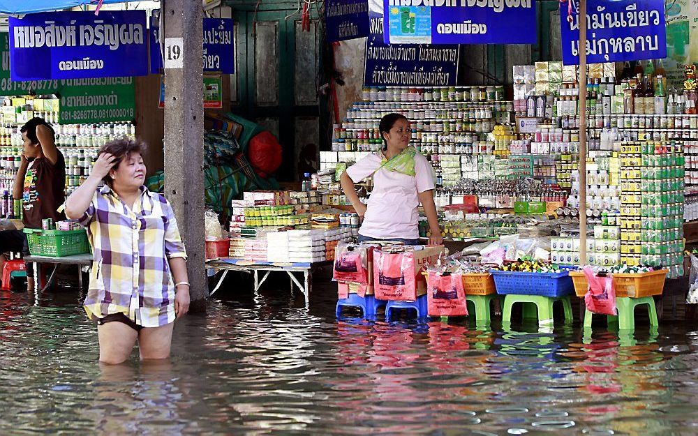 Een winkelierster wacht op klanten in de oude stad van Bangkok.  Foto EPA