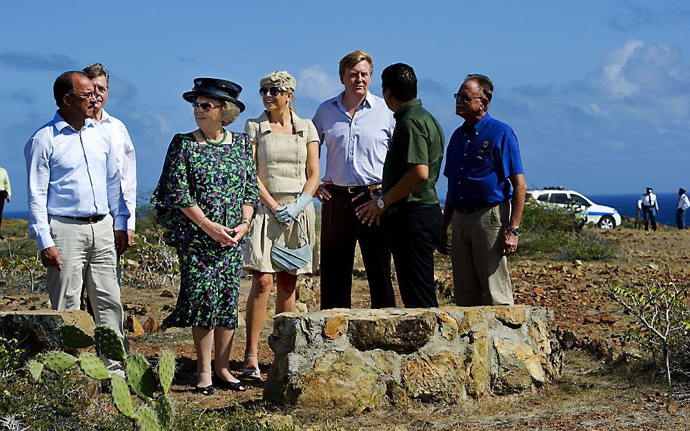 Koninigin Beatrix, prins Willem-Alexander en prinses Màxima bezoeken natuurpark Arikok op Aruba.  Foto ANP