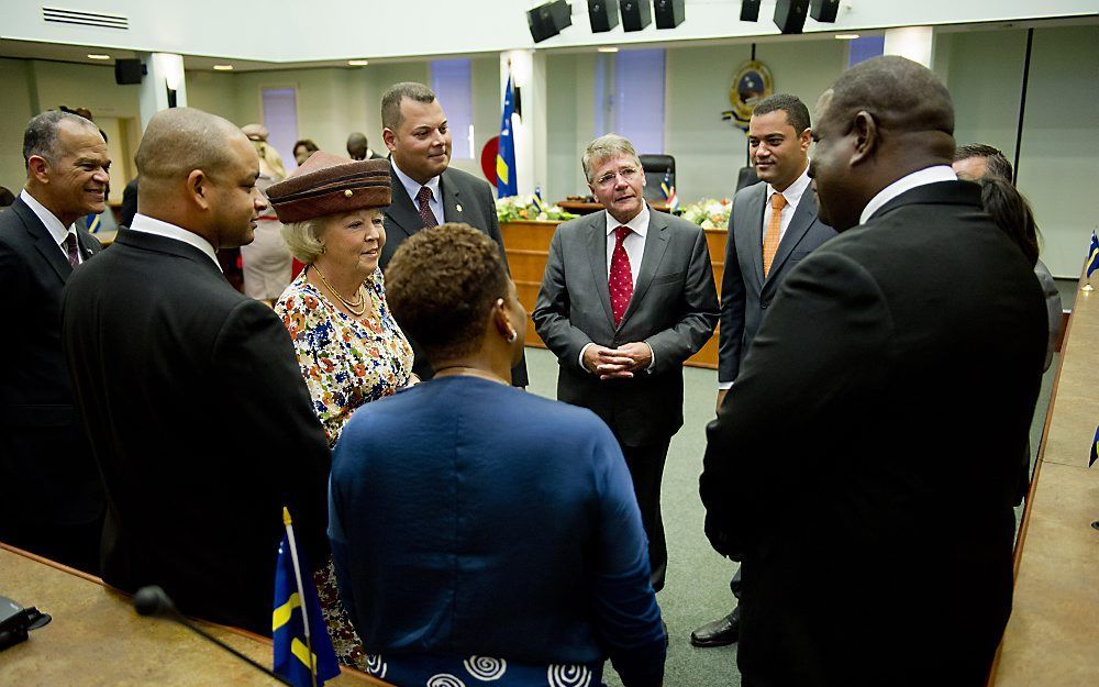 Koningin in gesprek met leden van de Raad van ministers op Fort Amsterdam in Willemstad. Foto ANP