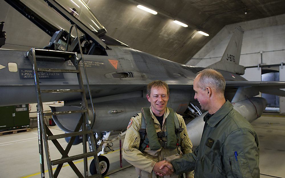 F-16 piloot Arnold wordt welkom geheten door luitenant kolonel Van Deventer op de luchtmachtbasis Leeuwarden.  Foto ANP