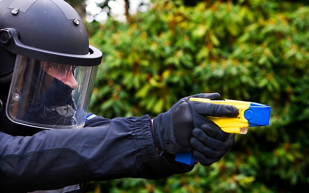 Demonstratie stroomstootwapen taser.  Foto ANP