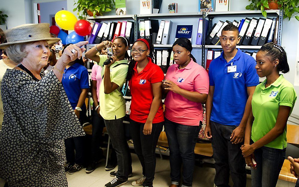 Koningin Beatrix bezoekt een opleidingsschool voor verpleegkundigen in Willemstad.  Foto ANP