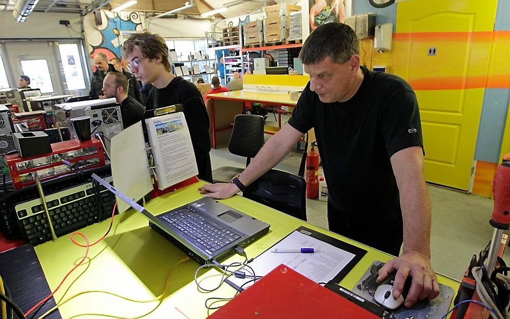 Richard neemt een laptop onder handen. Foto Anton Dommerholt