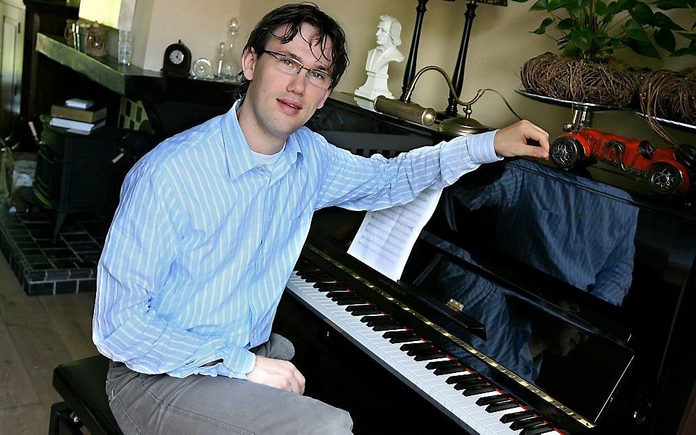 Marco den Toom schreef een koraalboek voor de kerkorganist. „Ik heb me voor dit boek grondig verdiept in de regels van het componeren en harmoniseren. Die wil ik op een gezonde, niet-wettische manier toepassen.” Foto RD, Anton Dommerholt