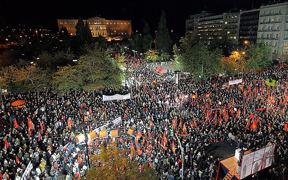 Demonstranten verzamelen zich vrijdagavond buiten het Griekse parlementsgebouw. Foto EPA