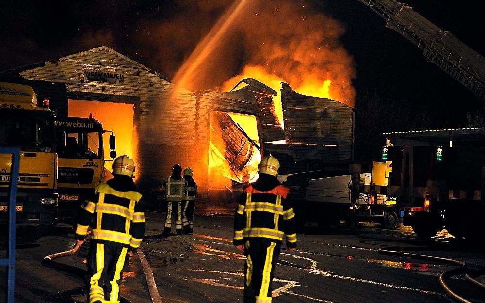 Een loods op een industrieterrein in het Limburgse Nuth is vrijdagavond verwoest door een grote uitslaande brand.  Foto ANP