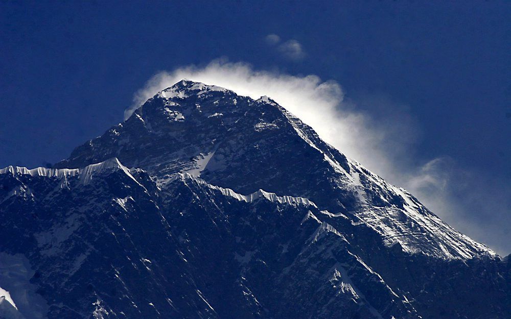 Het met helikopters evacueren van buitenlandse toeristen uit het gebied rond de Mount Everest verloopt moeizaam.  Foto EPA