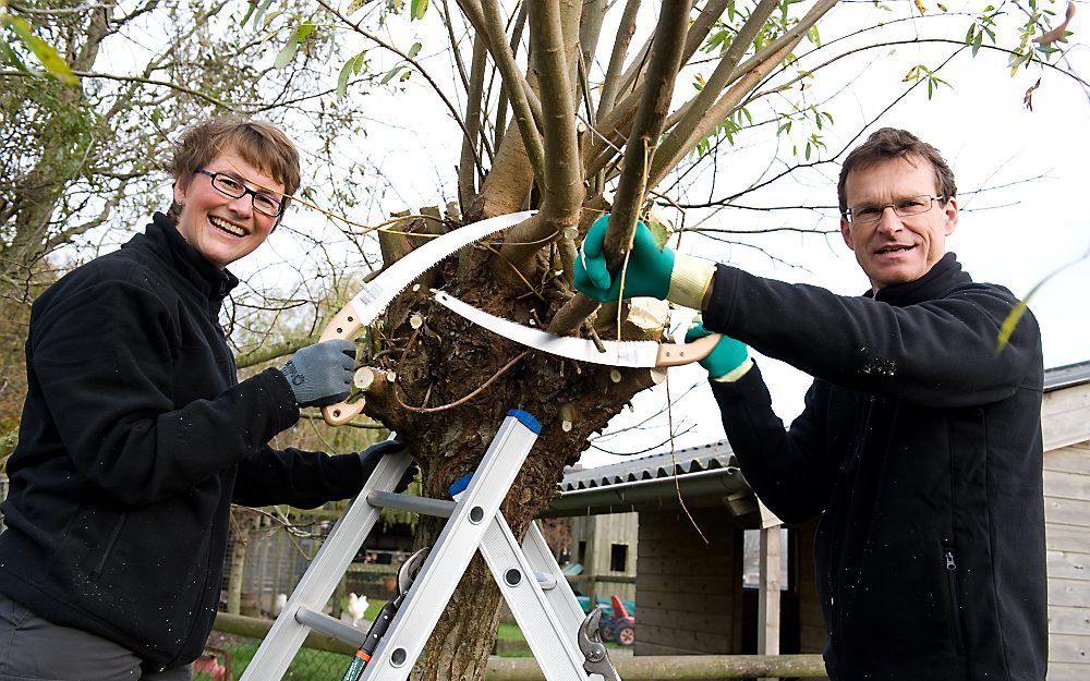 ZWOLLE – ChristenUnie-Kamerlid Wiegman en de directeur van Landschapsbeheer Nederland, Willems, gaven zaterdag in Zwolle het startsein voor de elfde landelijke Natuurwerkdag. Ruim 13.000 vrijwilligers staken verspreid over Nederland de handen uit de mouwe