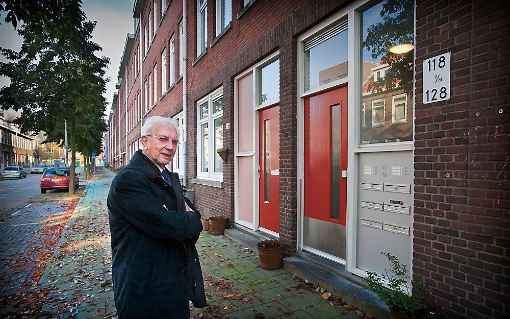 J. Kik in de straat waar hij aan de razzia ontsnapte. „We mochten niet voor de ramen staan, want de verraders sliepen niet.” Foto Henk Visscher